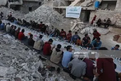 Suriyada dağılmış evlər arasında uzun iftar süfrəsi - FOTO