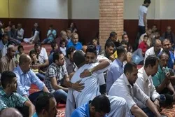 مسلمو أثينا يؤدون صلاة العيد في الأقبية
