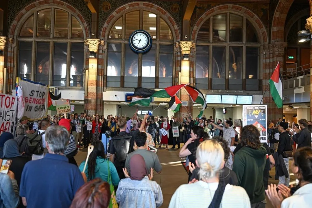 Amsterdam’da Gazze’deki açlık ve İsrail’in gazetecileri hedef alan saldırıları protesto edildi