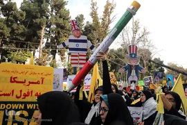راهپیمایی یوم الله ۱۳آبان در مقابل لانه جاسوسی آمریکا