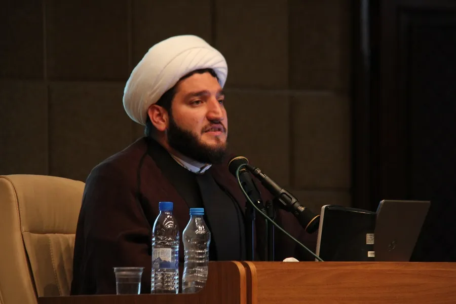 مبارزه با تفکر لیبرال و نشر تفکر انقلابی از وظایف مهم روحانیان است