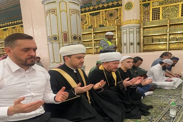 Муфтий Шейх Равиль Гайнутдин и члены возглавляемой им делегации совершили Джума-намаз в Мечети Пророка (мир ему)