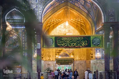 نصب کتیبه های متبرک به نام امام رضا (ع) در حرم مطهر حسینی