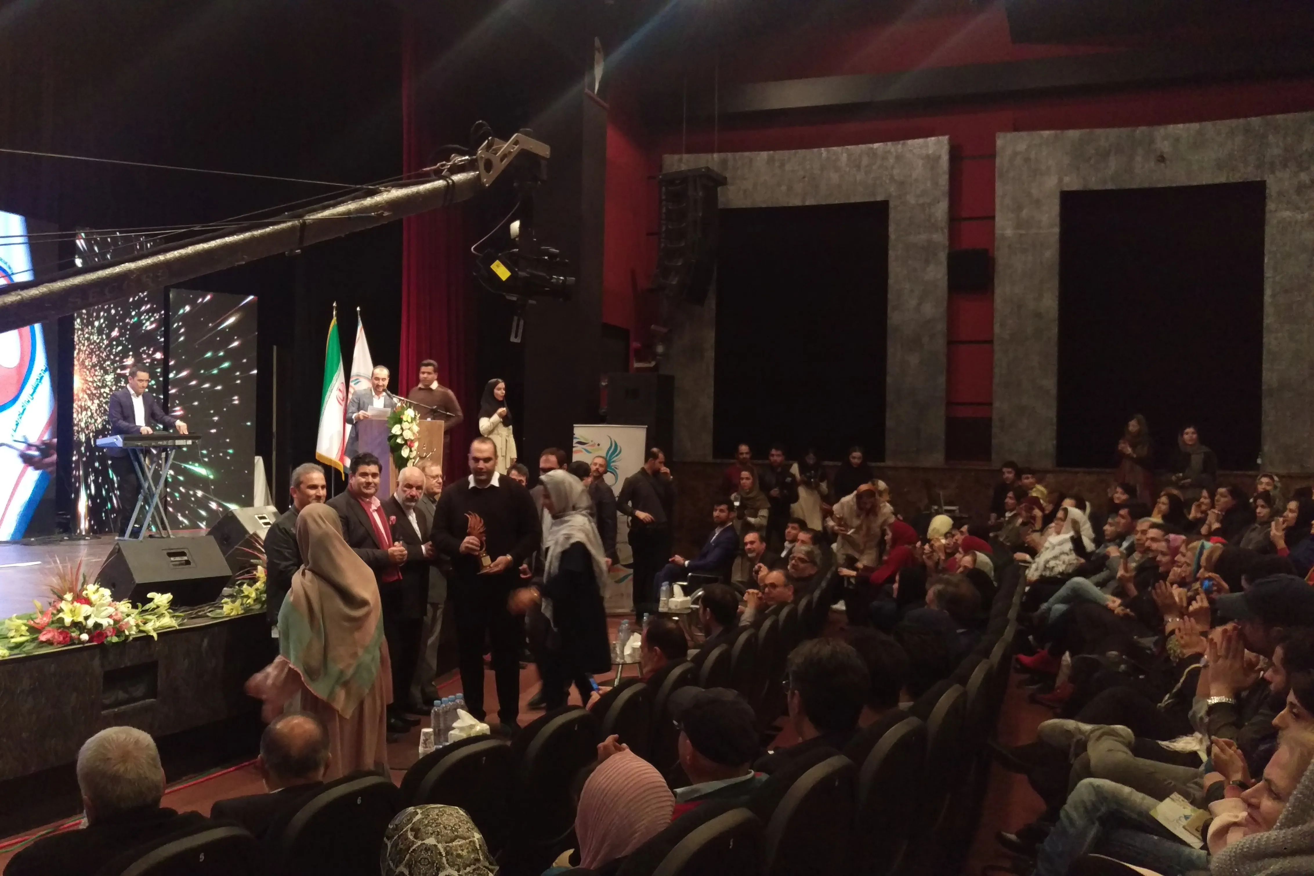 لوح زرین اولین جشنواره «همام» در دست برگزیدگان/ باشگاه هنرمندان توانیاب افتتاح شد