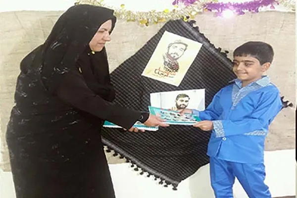 گرامیداشت هفته دفاع‌ مقدس در دبستان امام حسن مجتبی‌(ع) رفسنجان