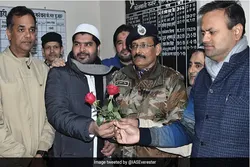 শান্তির বার্তা হিসেবে পুলিশকে ফুল উপহার দিল ভারতীয় মুসলমানেরা