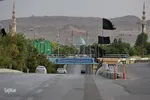 Fahne auf Kuppel der Dschamkarān-Moschee durch eine schwarze Trauerflagge ersetzt