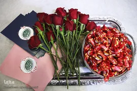  اهدای شاخه‌ای گل، شکلات و پیامی از سخنان گرانبهای امام زمان‌(عج) میان مسافران خارج از کشور فرودگاه امام خمینی(ره) توسط اعضای مؤسسه فرهنگی هنری جدار به مناسبت عید میلاد حضرت موعود(عج) 