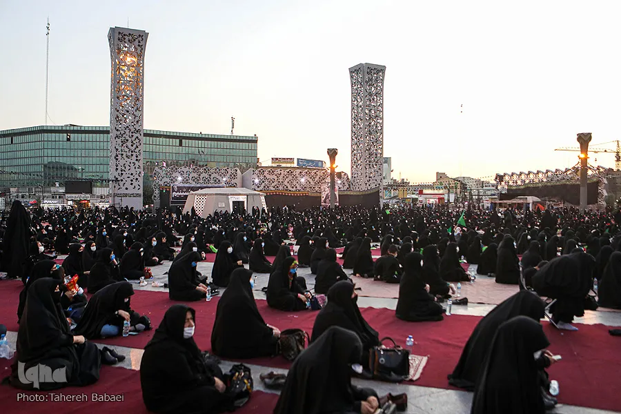 تجمع نسوي في طهران لاقامة العزاء على الامام الحسين(ع)