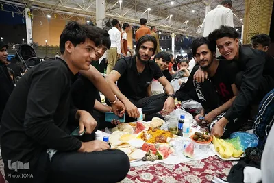 سفره‌های افطاری در جوار آستان علوی