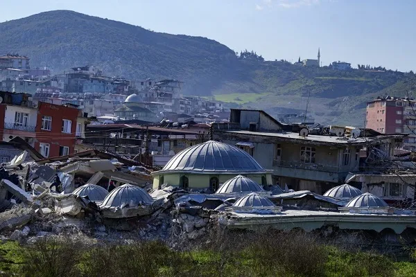 Elderly Couple Find Refuge in Mosque following Deadly Turkey Quake