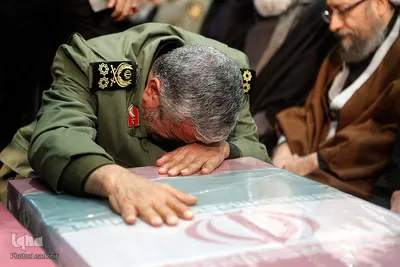 مراسم اقامه نماز بر پیکر مطهر سپهبد شهید حاج قاسم سلیمانی و همرزمان شهیدش با حضور رهبر معظم انقلاب