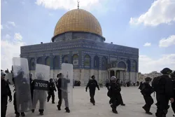 Palestinian Worshipers Attacked by Zionist Forces at Al-Aqsa Mosque