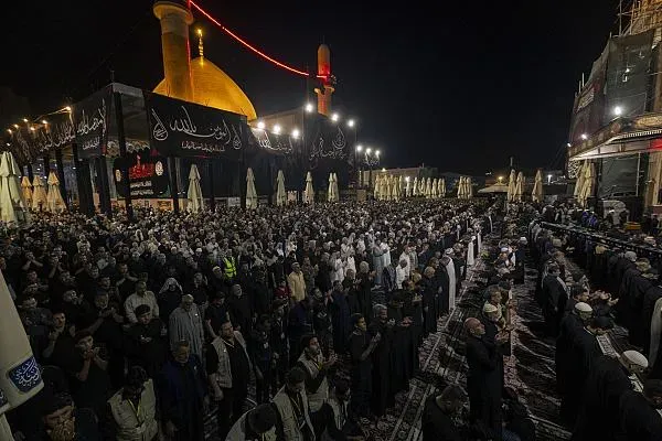 La ville irakienne de Samarra a accueilli, jeudi soir, une importante affluence de pèlerins venus commémorer l’anniversaire du martyre de l’imam Hassan al-Askari (as), au mausolée des deux imams al-Askari (as).