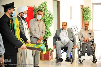 دیدار خدام رضوی با جانبازان و آتش‌نشان مجروح متروپل
