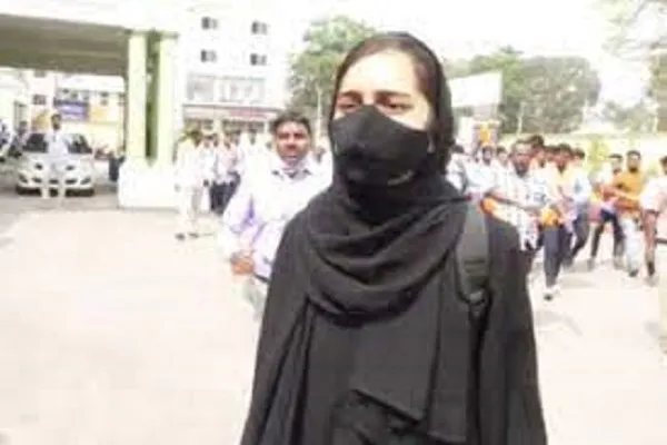 हिजाब विवाद: ‘अल्लाह-हू-अकबर’ के नारे लगाने वाली छात्रा ने कहा, अदालत के आदेश का पालन करूंगी!