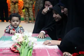وداع با پیکر شهید مدافع حرم حمزه کاظمی