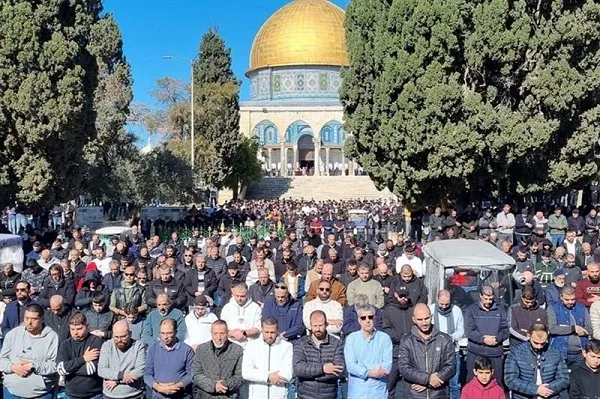 50000 fidèles palestiniens participent à la prière du vendredi à Al-Aqsa
