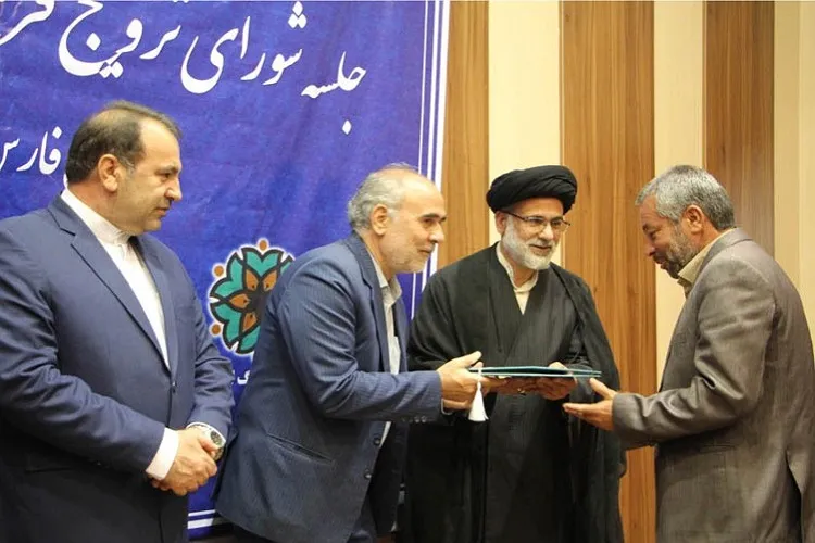 دستگاه‌های برتر در توسعه فرهنگ ایثار معرفی شدند/ تجلیل از امام جمعه شهید كازرون