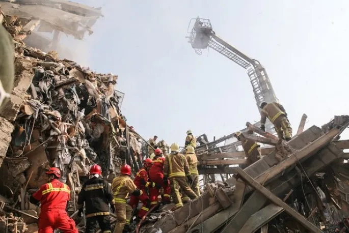 Hallan otros 4 cadáveres en edificio colapsado en Teherán