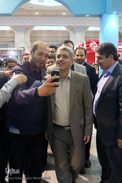 در حاشیه ی حضور دکتر طیب نیا وزیر امور اقتصاد و دارایی ـ غرفه ایکنا 