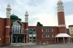 Major Mosques in Britain Close Doors to Congregational Prayers
