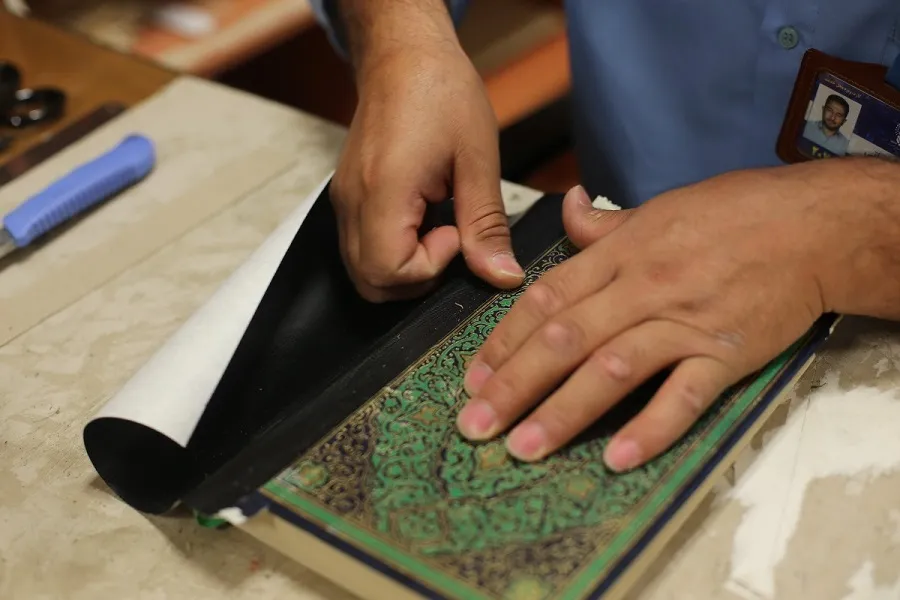 فیلم | کتاب خدا اینجا صحافی می‌شود