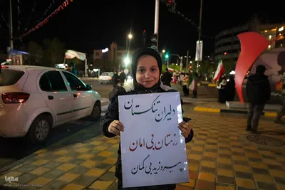 یک تکه مقوا، یک دنیا حرف؛ پلاکاردها زبان گویای میدان