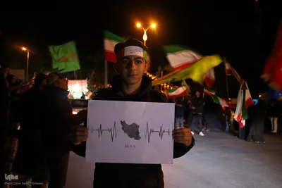 یک تکه مقوا، یک دنیا حرف؛ پلاکاردها زبان گویای میدان