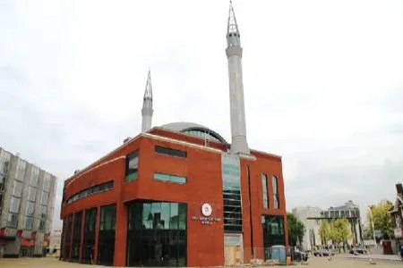 Hollanda'da cami önünde 