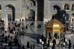تعویض پرچم گنبد حرم امام رضا(ع)
