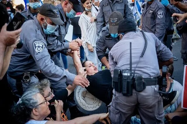 Policía israelí reprime protesta frente a residencia de Netanyahu