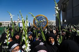 مراسم گلباران حرم مطهر رضوی در سالروز ولادت حضرت معصومه(س)