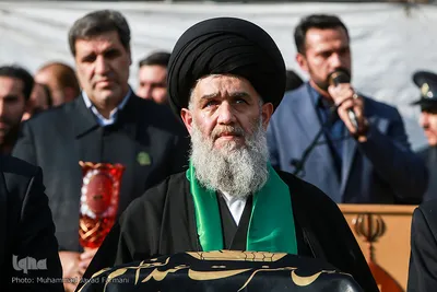 حجت الاسلام سید حسین مومنی در مراسم تعویض پرچم آستان سیدالکریم در شب وفات آن حضرت