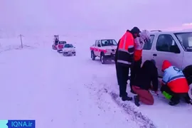 امدادرسانی به مسافران گرفتار برف و کولاک در آذربایجان غربی