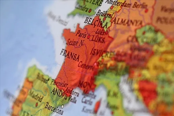 Fransa'da üç caminin duvarına İslam karşıtı yazılar yazıldı