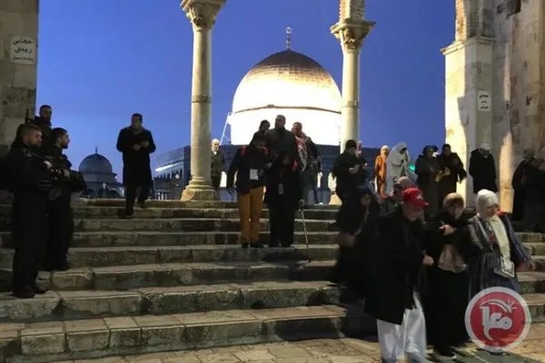 قوات الاحتلال تعتدي على المصلين في منطقة باب حطة في المسجد الاقصی