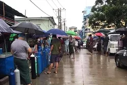 Myanma müsəlmanları koronavirus xəstələrinə yardım edir
