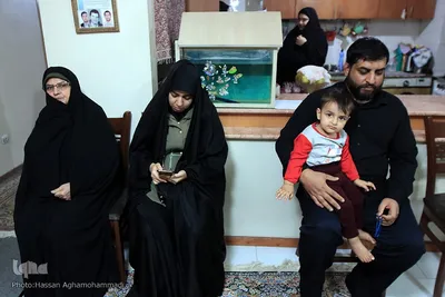 دیدار نمایندگان جامعه قرآنی با خانواده ناخدا سوم شهید علی اصغر سلیمانی، از شهدای قرآنی نیروی دریایی ارتش