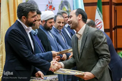 تجلیل از دانش‌آموز برگزیده مرحله استانی سی‌‌و‌ششمین دوره مسابقات قرآن، عترت و نماز شهرستان‌های استان تهران