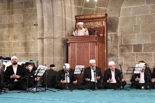 Erbaş: Kur'an-ı Kerim'in yolunda yürüyün insanlar olunmalı