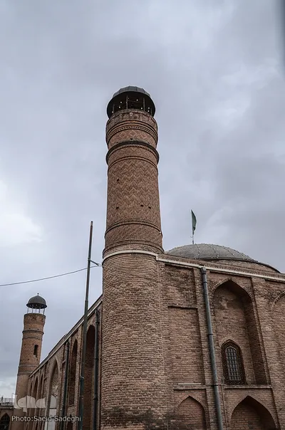 مسجد صاحب الامر، ایستاده در تاریخ