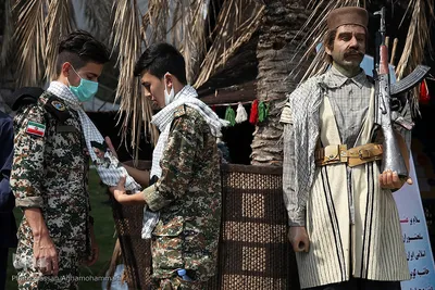 نوجوانان بسیجی در نمایشگاه چهل ساله دستاوردهای دفاع مقدس