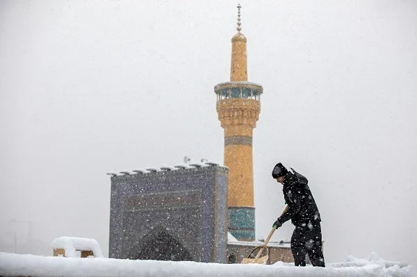 İmam Rza (ə) ziyarətgahı qarlı havada