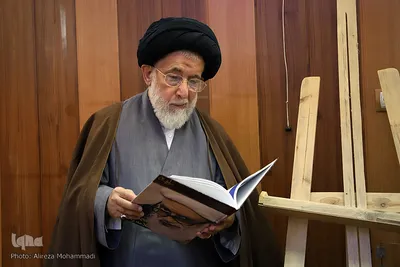 آیت‌الله سیدعلی شفیعی، عضو هیأت امنای مؤسسه آموزش عالی جهاد دانشگاهی خوزستان در مراسم رونمایی از نشریه «رایحه» ویژه علامه کرمی در اهواز
