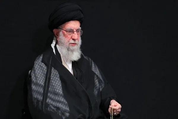 قائد الثورة مخاطباً الشباب: عيشوا حسينيين وابقوا حسينيين