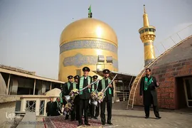 آیین تعویض پرچم گنبد حرم مطهر امام رضا(ع)