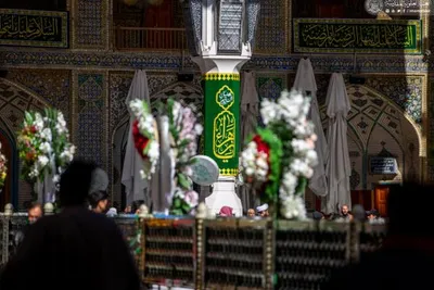 Fahne auf Kuppel des Heiligtums von Imam Ali (as.) gehisst