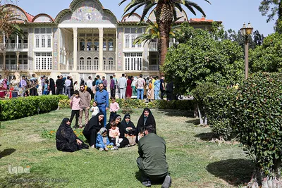 مسافران نوروزی در باغ ارم شیراز
