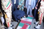 بوسه غلامرضا شریعتی، استاندار خوزستان بر تابوت پیکرهای شهیدان «قاسم بلند» و  «عبدالرضا حمودی»